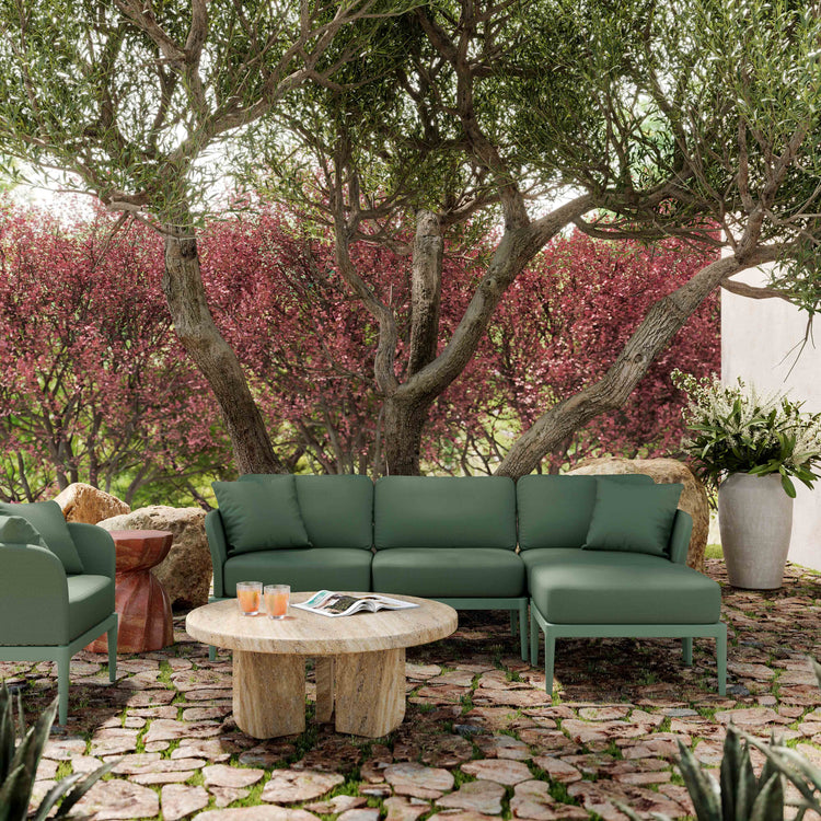 Sofá seccional de aluminio para exteriores Jade color verde en un patio con colección Jade y Mesa de Centro Melika MCPA-01.