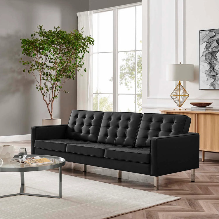 Sofá tapizado de piel sintética negro Davoli en una sala moderna.