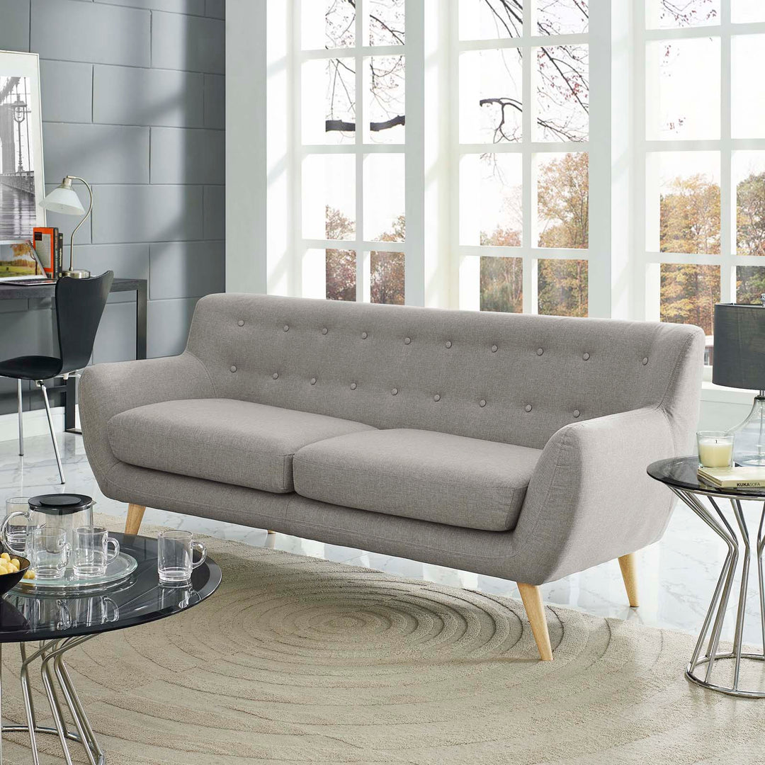 Sofá tapizado de tela en gris claro Silo en una sala moderna.