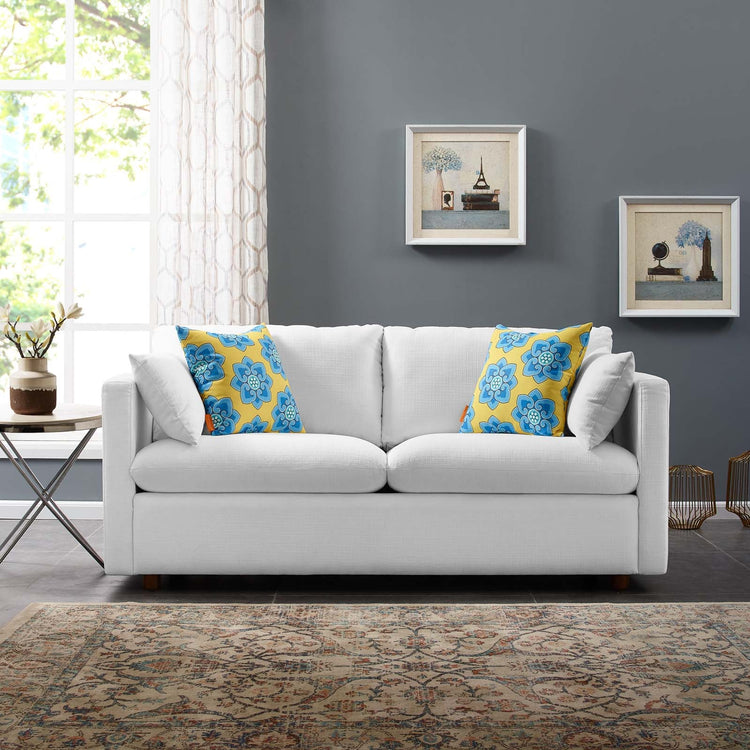 Sofá tapizado en tela Bantam color Beige en una sala.