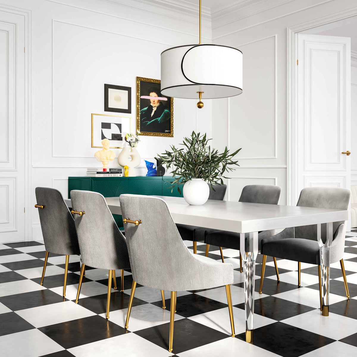 Comedor 10 personas blanco de alto brillo Cyrill en un comedor.