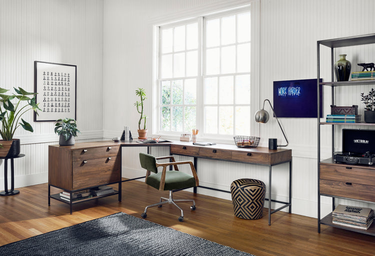 Silla de oficina moderna Egor con base en acero inoxidable SEGO-03 frente a un escritorio en una oficina moderna.