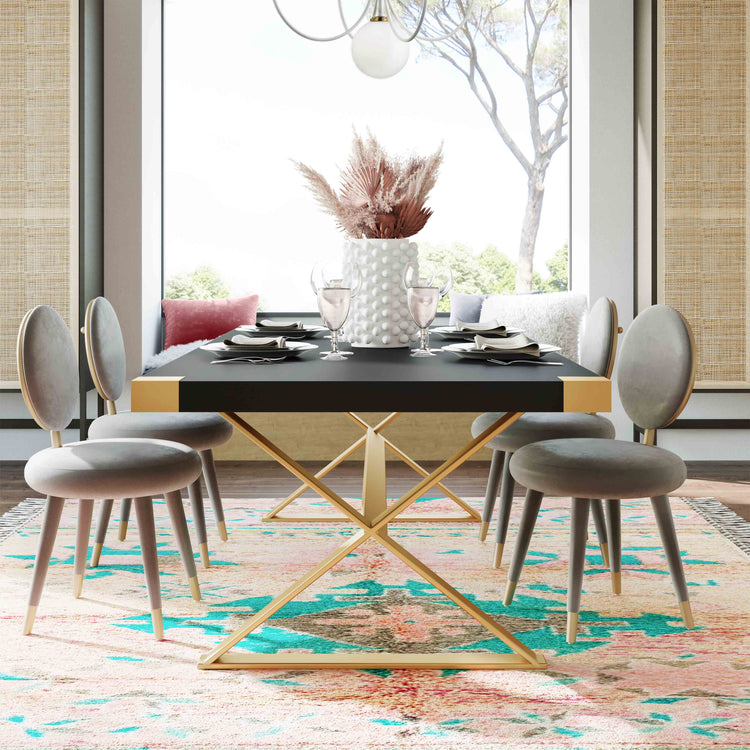 Mesa de comedor para diez negro brilloso con dorado Jackie en un comedor.