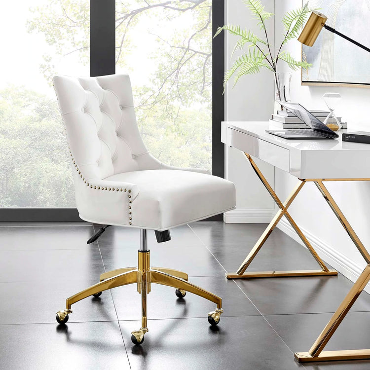 Silla de oficina moderna de terciopelo sin descansabrazos y base dorada 360 Mahdia - Color blanco MAHN-02 frente al escritorio blanco con dorado AMUR-01.