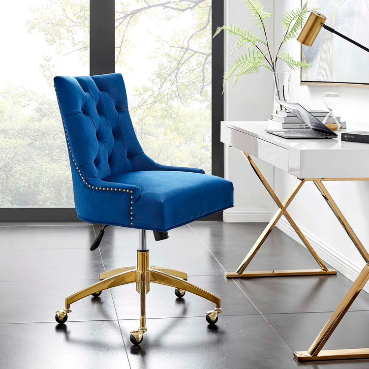 Silla de oficina moderna de terciopelo sin descansabrazos y base dorada 360 Mahdia - Color azul marino MAHN-04 frente al escritorio blanco con dorado AMUR-01.