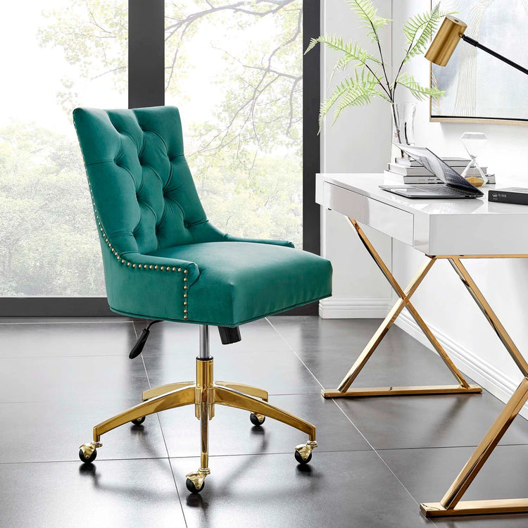 Silla de oficina moderna de terciopelo sin descansabrazos y base dorada 360 Mahdia - Color verde azulado MAHN-05 frente al escritorio blanco con dorado AMUR-01.