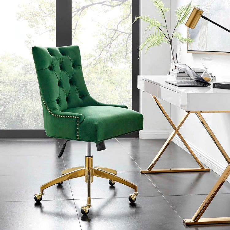 Silla de oficina moderna de terciopelo sin descansabrazos y base dorada 360 Mahdia - Color verde MAHN-06 frente al escritorio blanco con dorado AMUR-01.