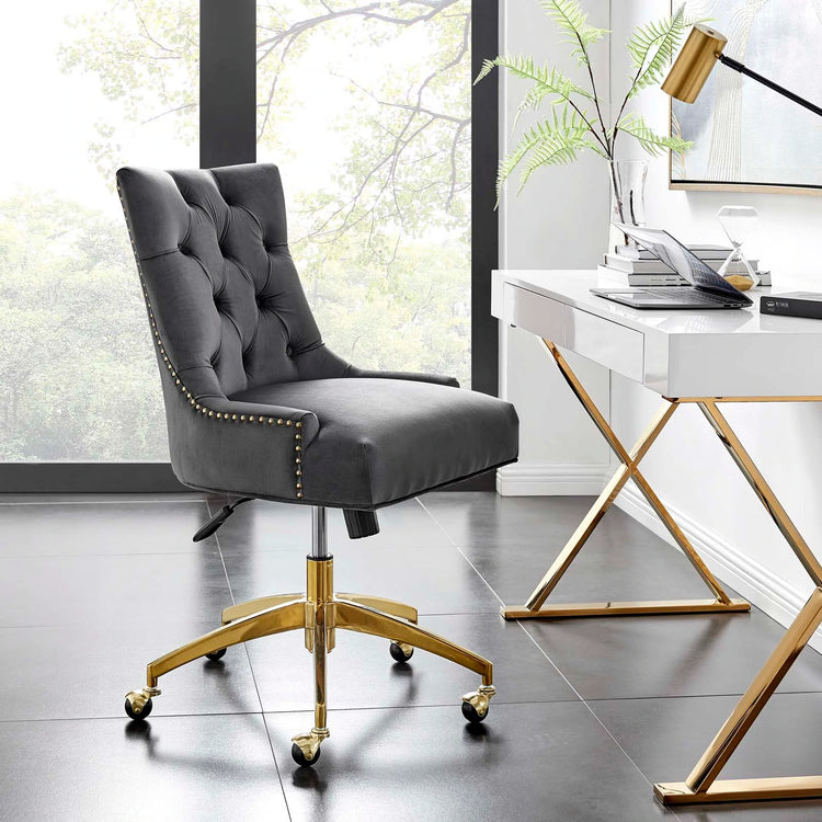 Silla de oficina moderna de terciopelo sin descansabrazos y base dorada 360 Mahdia - Color gris MAHN-01 frente al escritorio blanco con dorado AMUR-01.