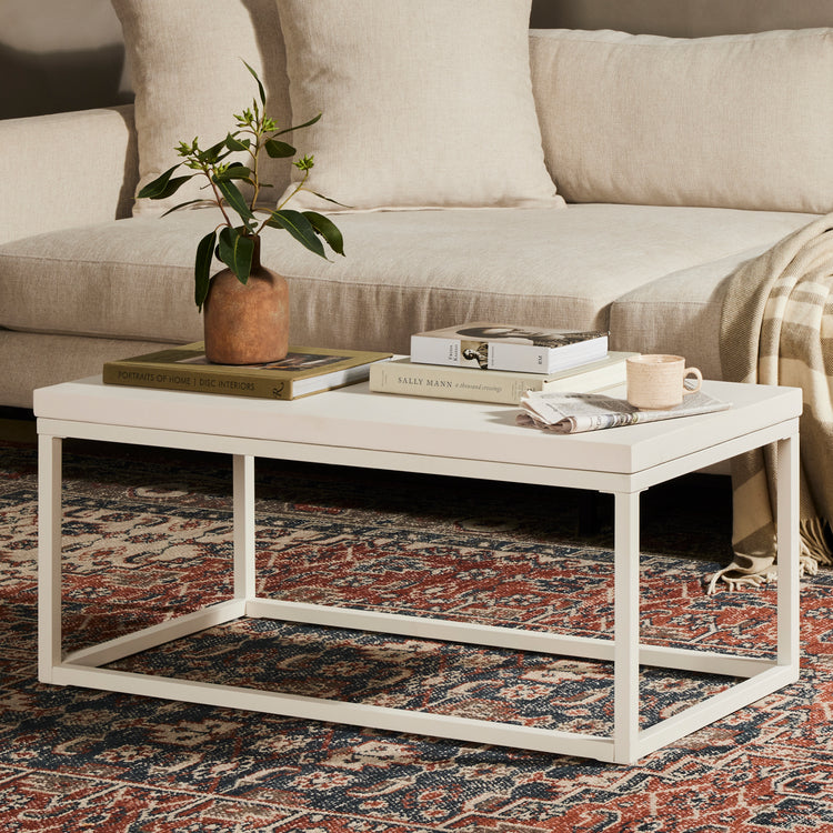 Mesa de centro rectangular de concreto blanco Macas en una sala.