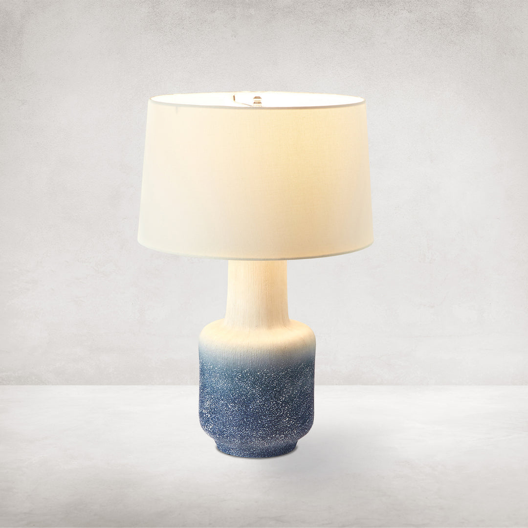 Lámpara de mesa Ario colo azul con efecto ombre a blanco marfil.