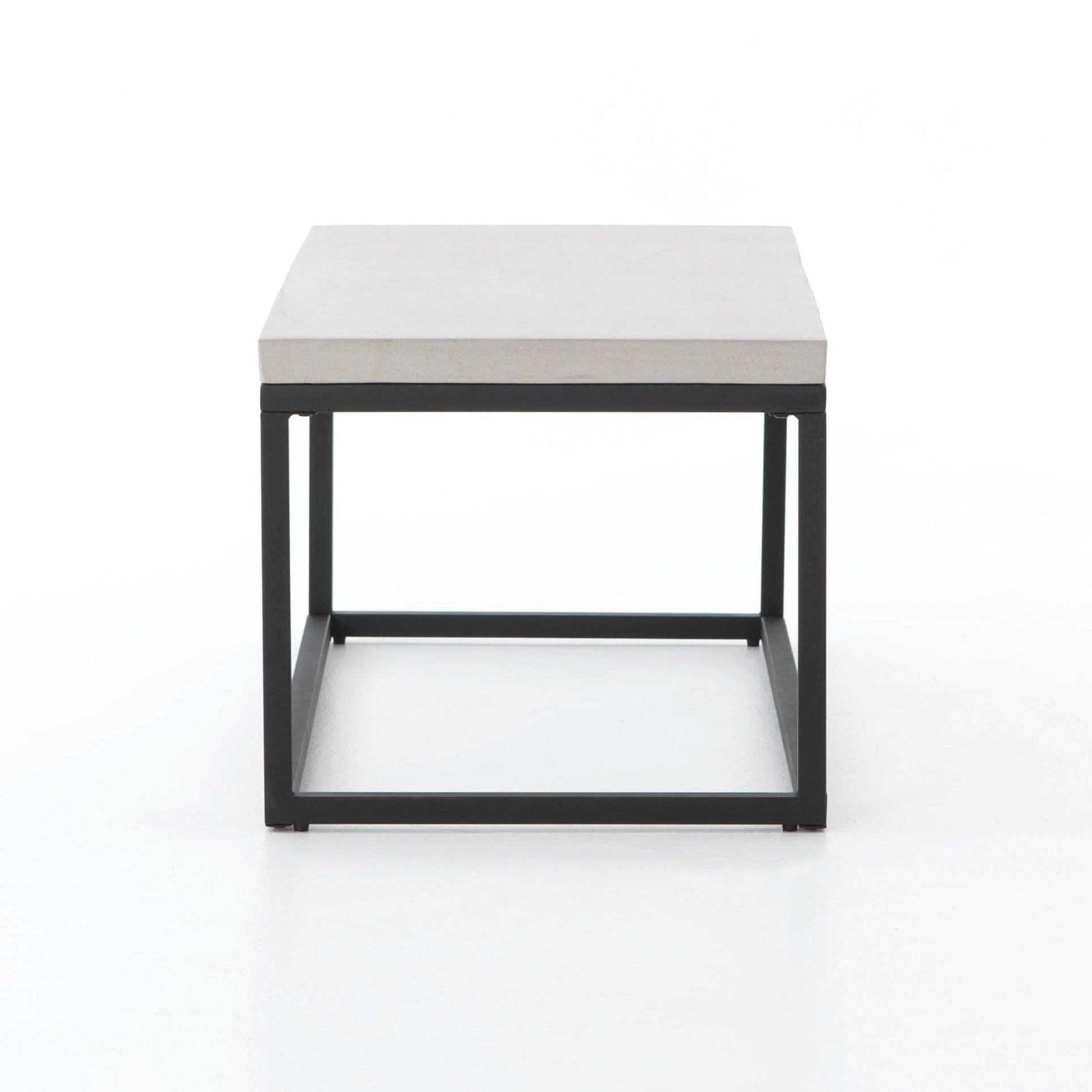 Mesa de centro rectangular de concreto natural Macas de lado.