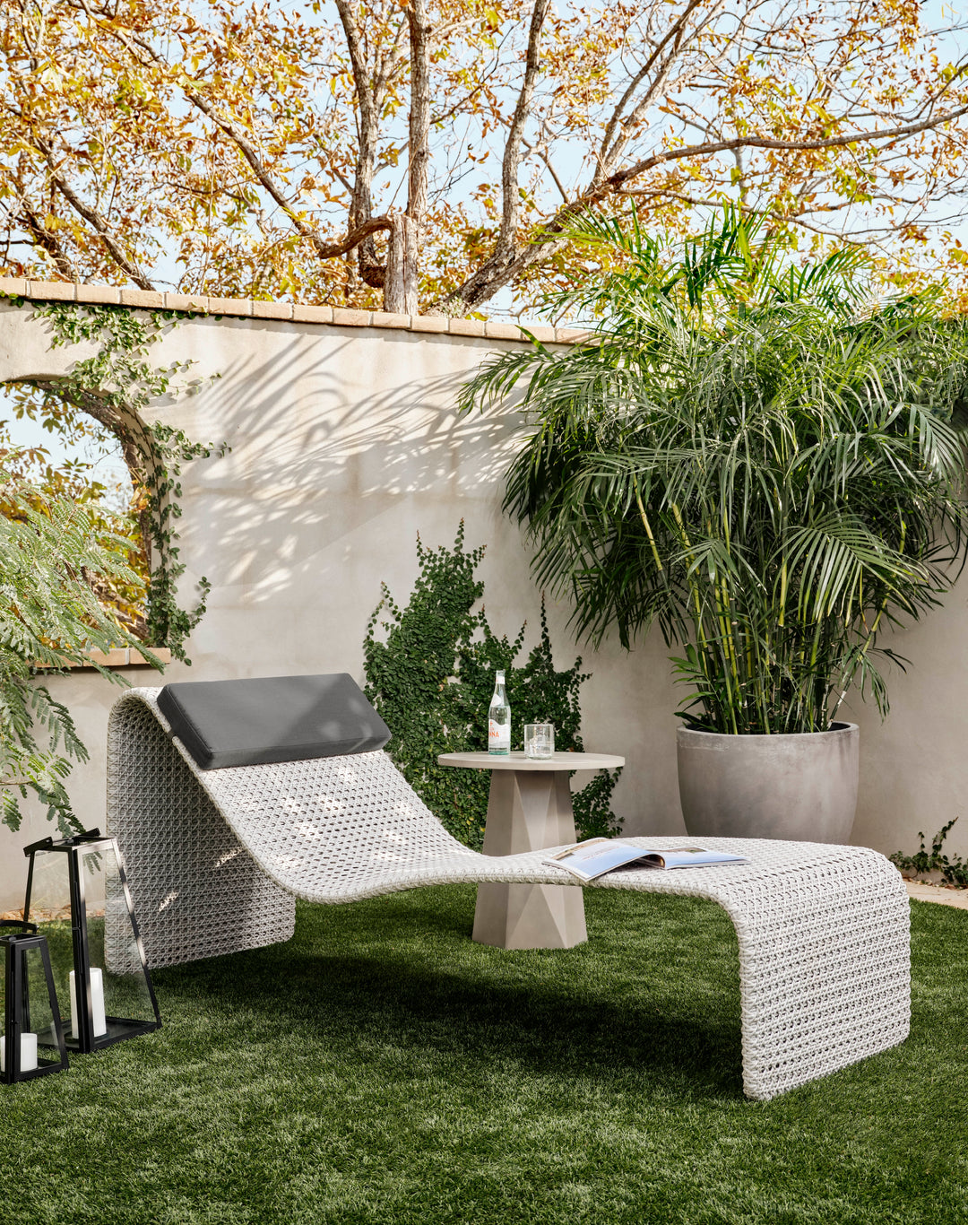 Mesa lateral exterior de concreto gris o blanco Annai