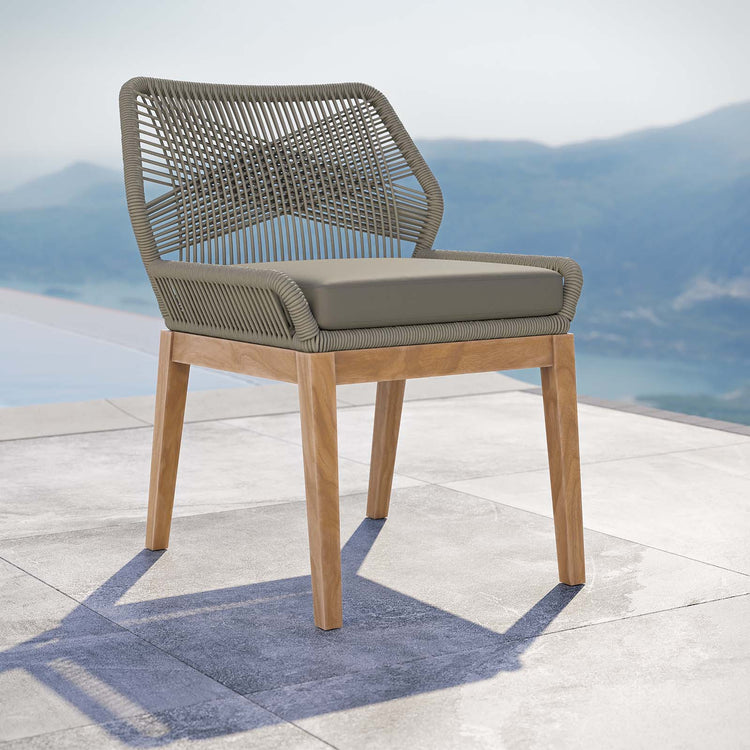 Silla exterior para patio de madera de teca Primo SBEP-03 color gris grafito claro en el exterior.