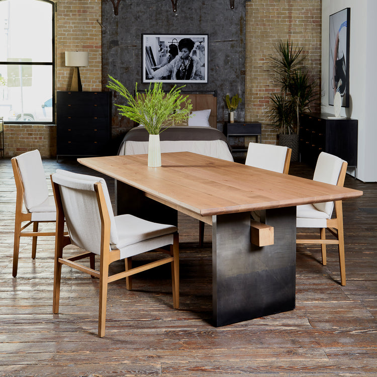 Silla de comedor de madera café natural Tima en un comedor.