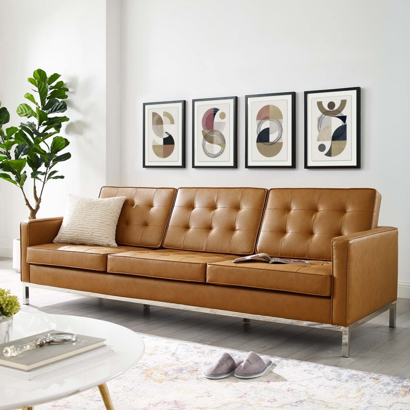 Sofá tapizado de piel sintética marrón Davoli en una sala.